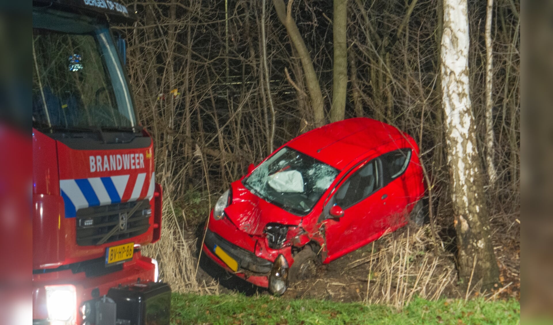 De auto kwam tegen een boom tot stilstand. 