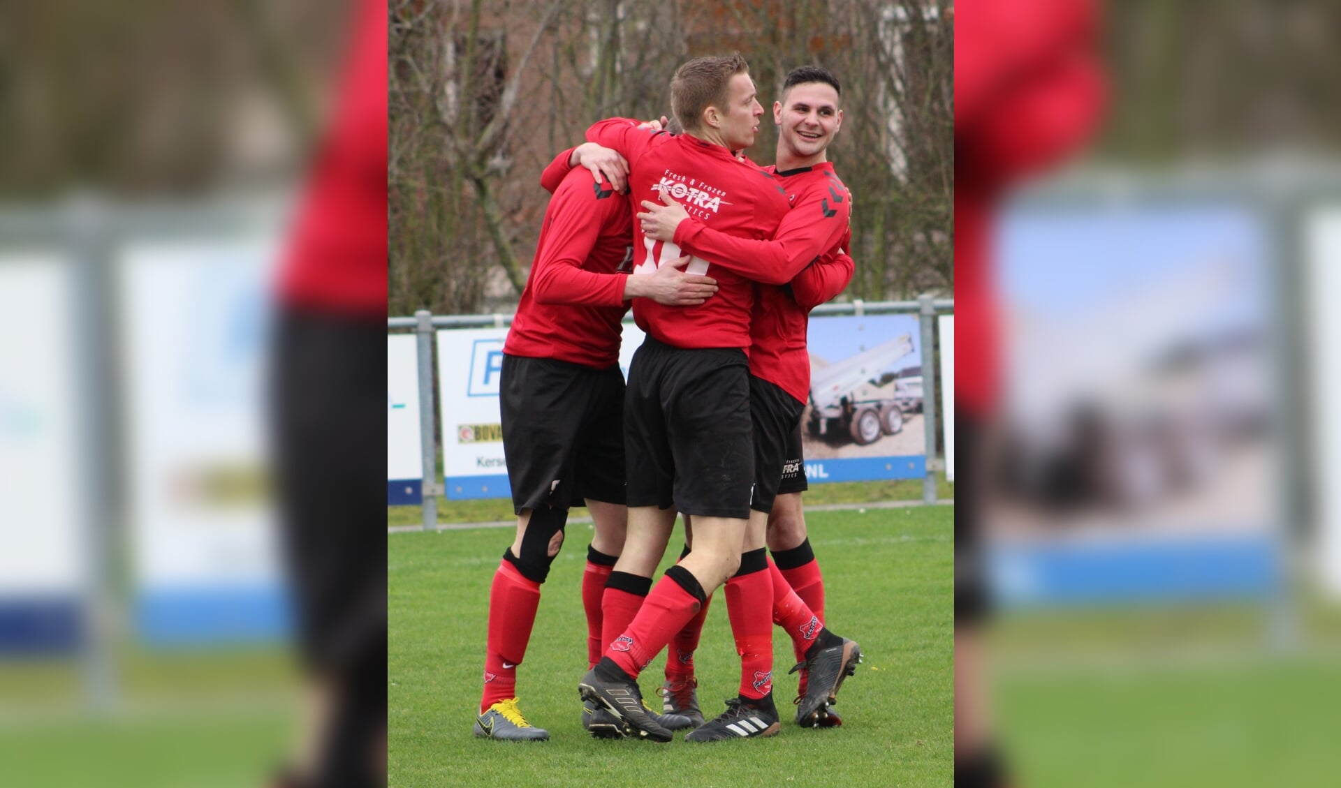 Jari Christiaanse nam zowel de 1-0 en de 4-0 voor zijn rekening in de thuiszege van Yerseke (in het midden).