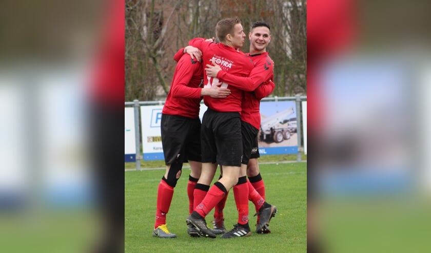 Jari Christiaanse nam zowel de 1-0 en de 4-0 voor zijn rekening in de thuiszege van Yerseke (in het midden).