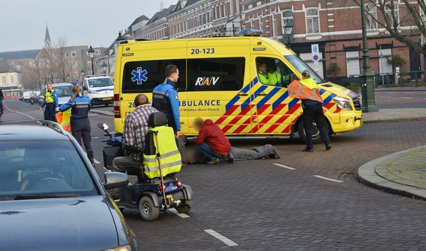 De fietser is overgebracht naar het ziekenhuis.