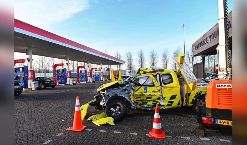 Met de auto wordt aandacht gevraagd voor het gevaar van door rode kruizen rijden.
