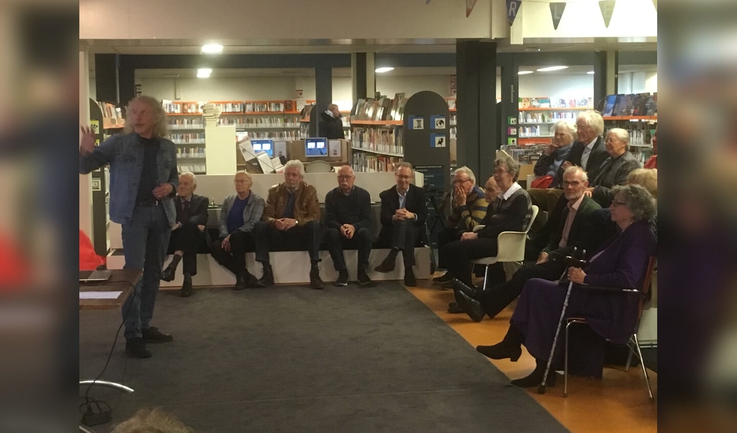 Sjaak Janssen en bezoekers.