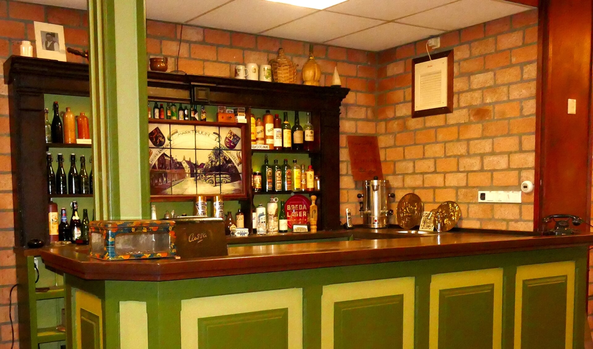 Nol van Poeijer en Jan van Eekelen maakten een nieuwe bar in Dorpsmuseum ‘In de Drie Snoeken’.
