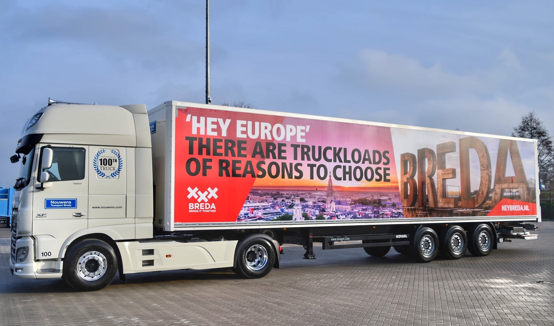 De truck trekt aandacht voor Breda. 