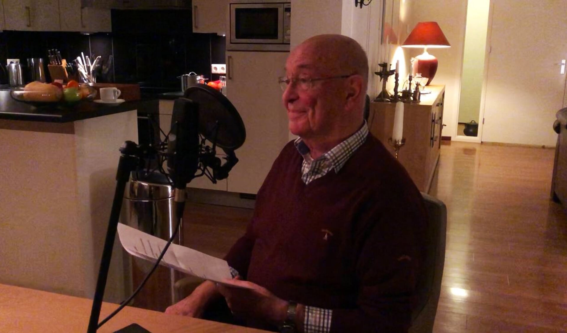 Walter Maas tijdens de stemopnames voor 'Sing Christmas'.