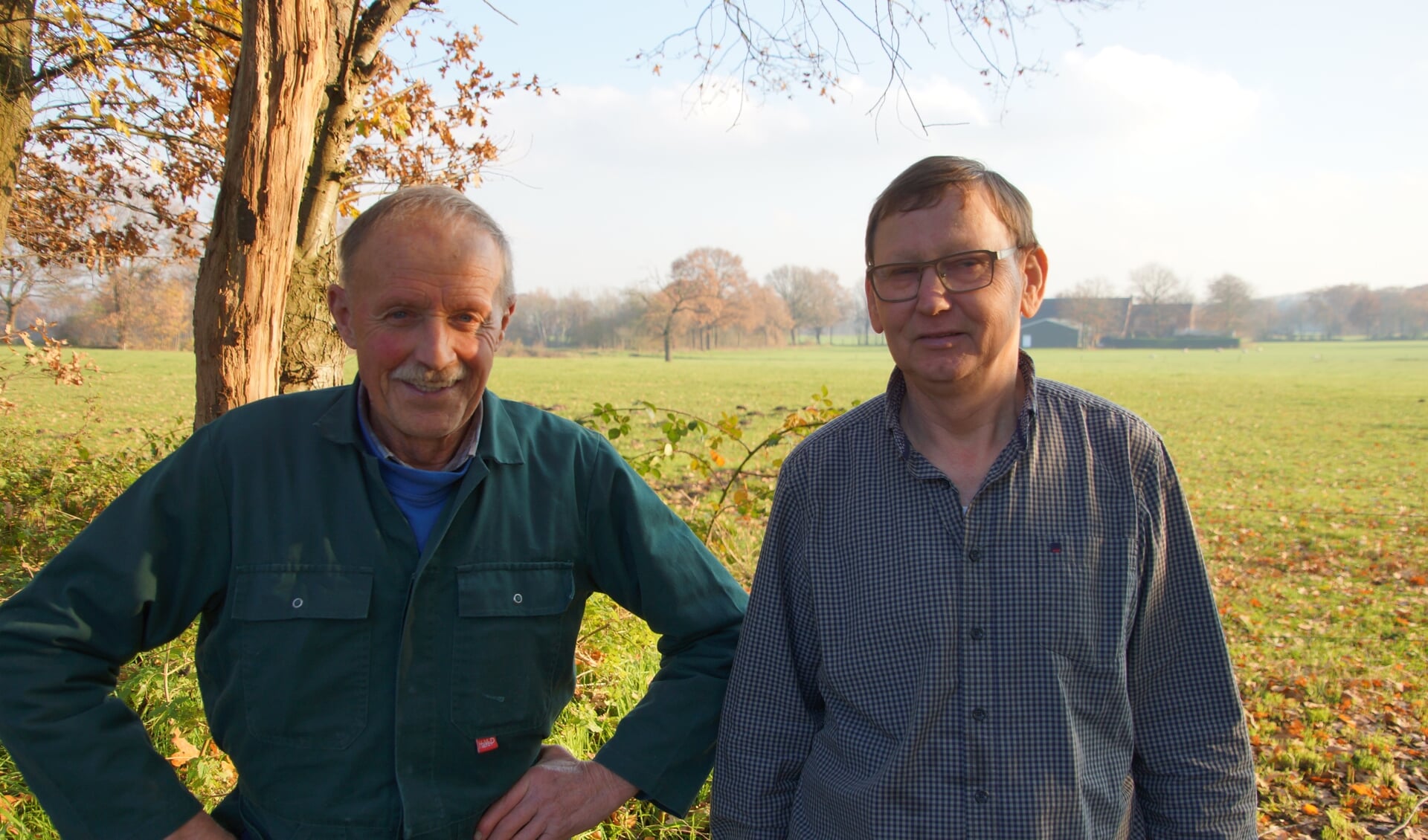 Rinus van Koulil en Ad Foesenek bij het veld aan de Noodstraat in Sprundel, dat dienst gaat doen als parkeerweide.