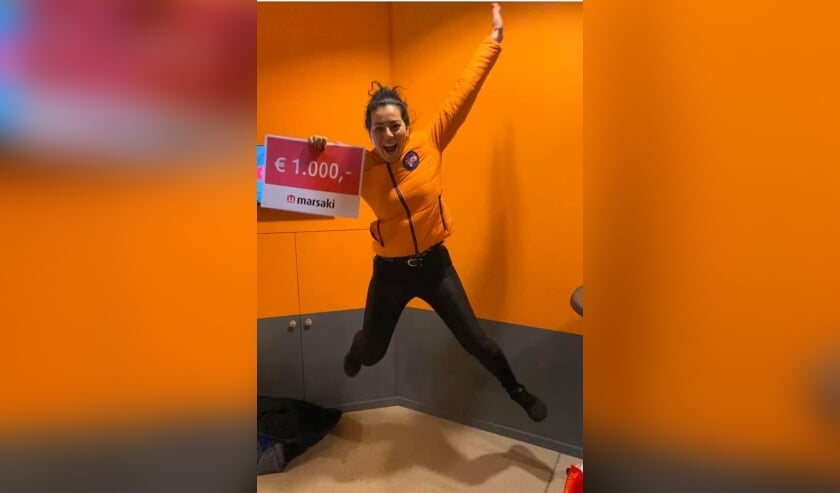 Roxanne is blij met cheque voor KiKa