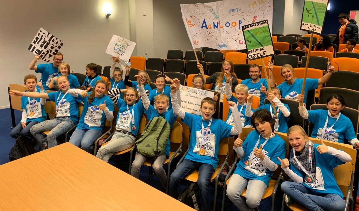 De teams van de Aanloop zitten klaar voor de prijsuitreiking.
