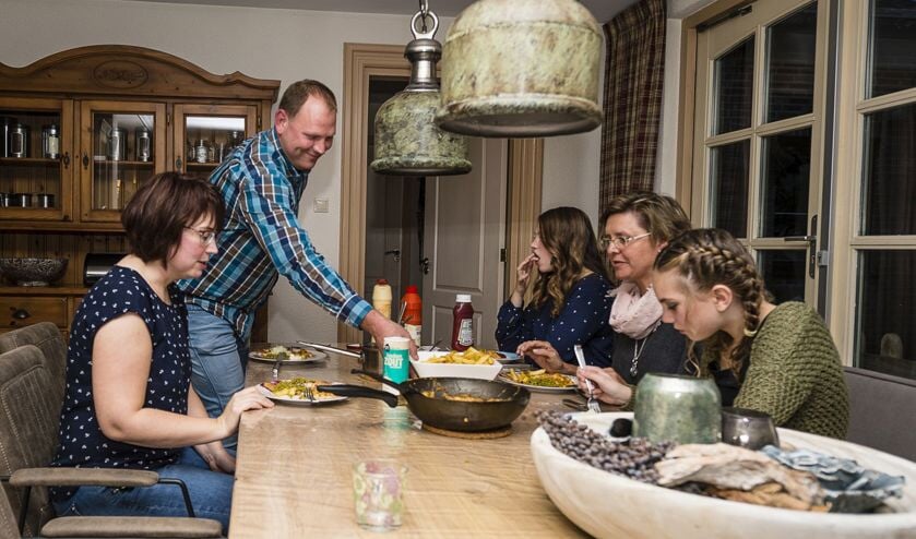 Jobke schoof bij maar liefst veertig gezinnen, instanties en verenigingen aan voor het diner.