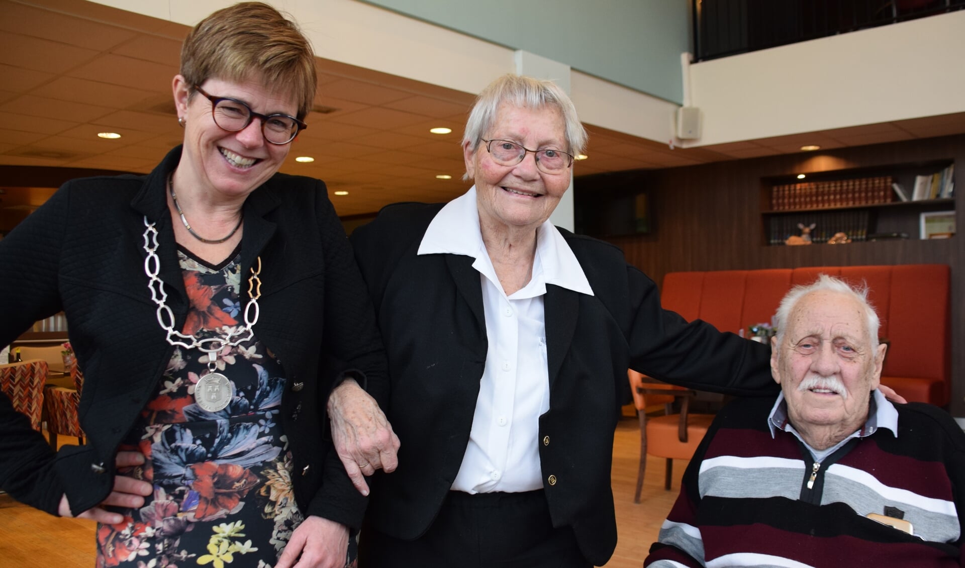Burgemeester Miranda de Vries feliciteert Bettie en Arie Kranenburg met hun 65-jarig huwelijk. FOTO STELLA MARIJNISSEN