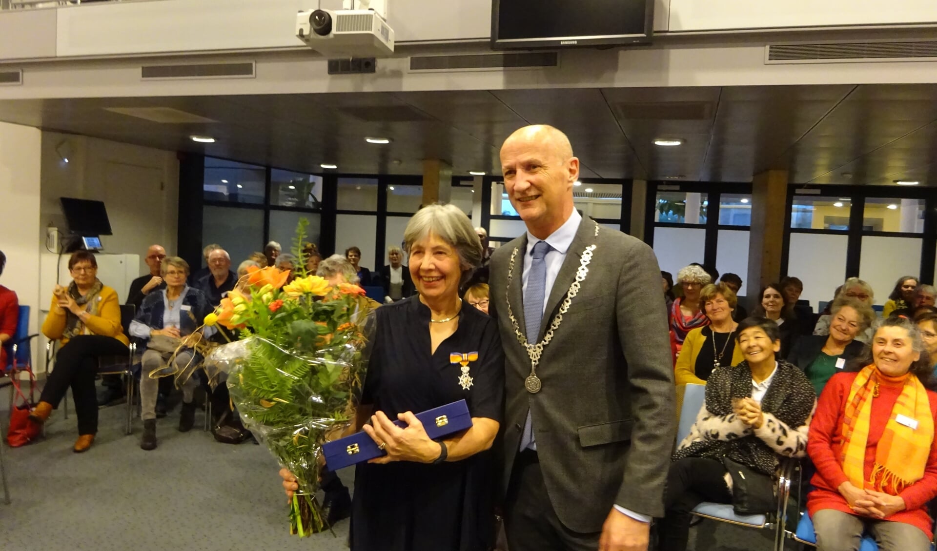 Sylvia Merret van Dam en burgemeester Rob van der Zwaag.