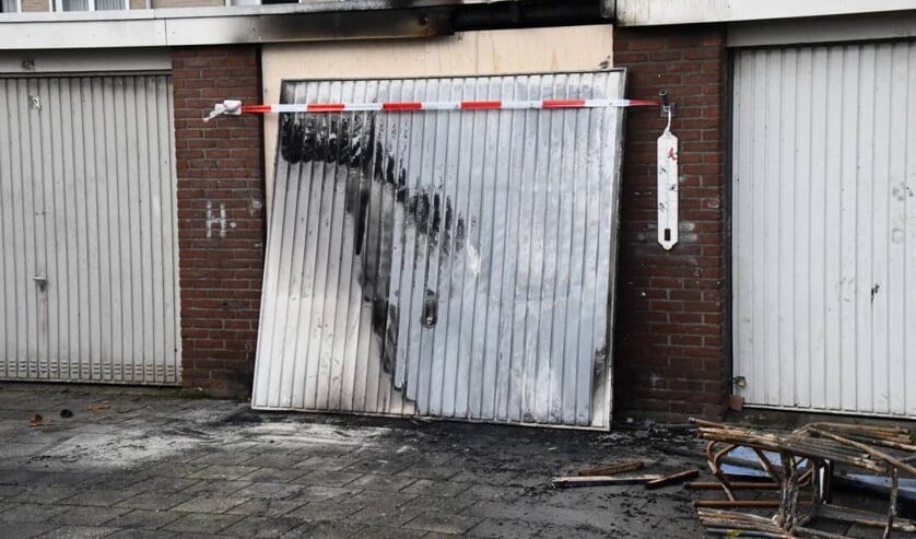 De garagebox liep veel schade op.