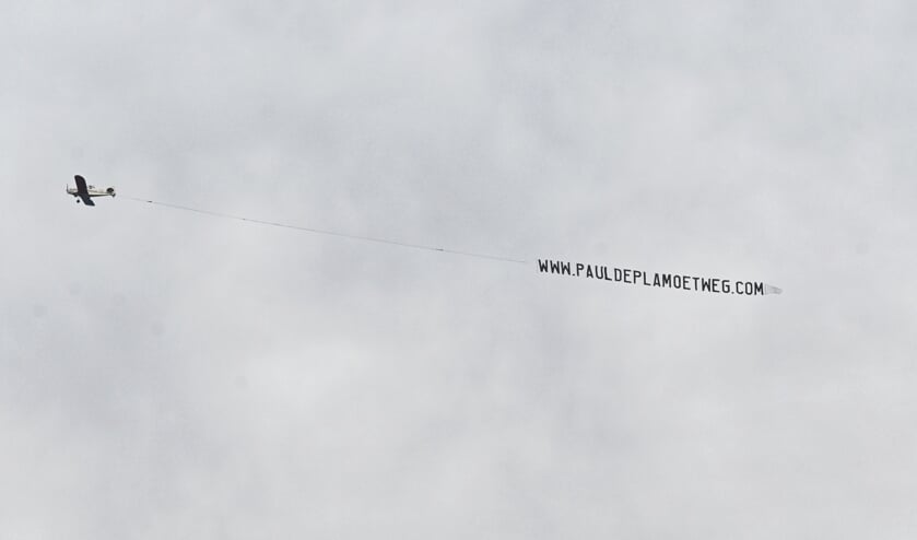 Het vliegtuigje cirkelt boven Breda.