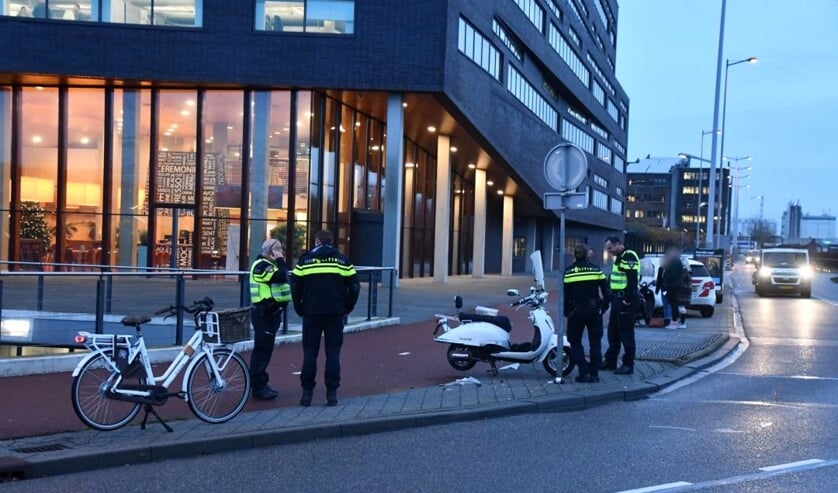 Twee scooters en fiets met elkaar in botsing op Kanaalweg