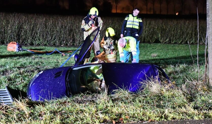 Brandweer bevrijdt inzittenden na eenzijdig ongeval in Oudelande 