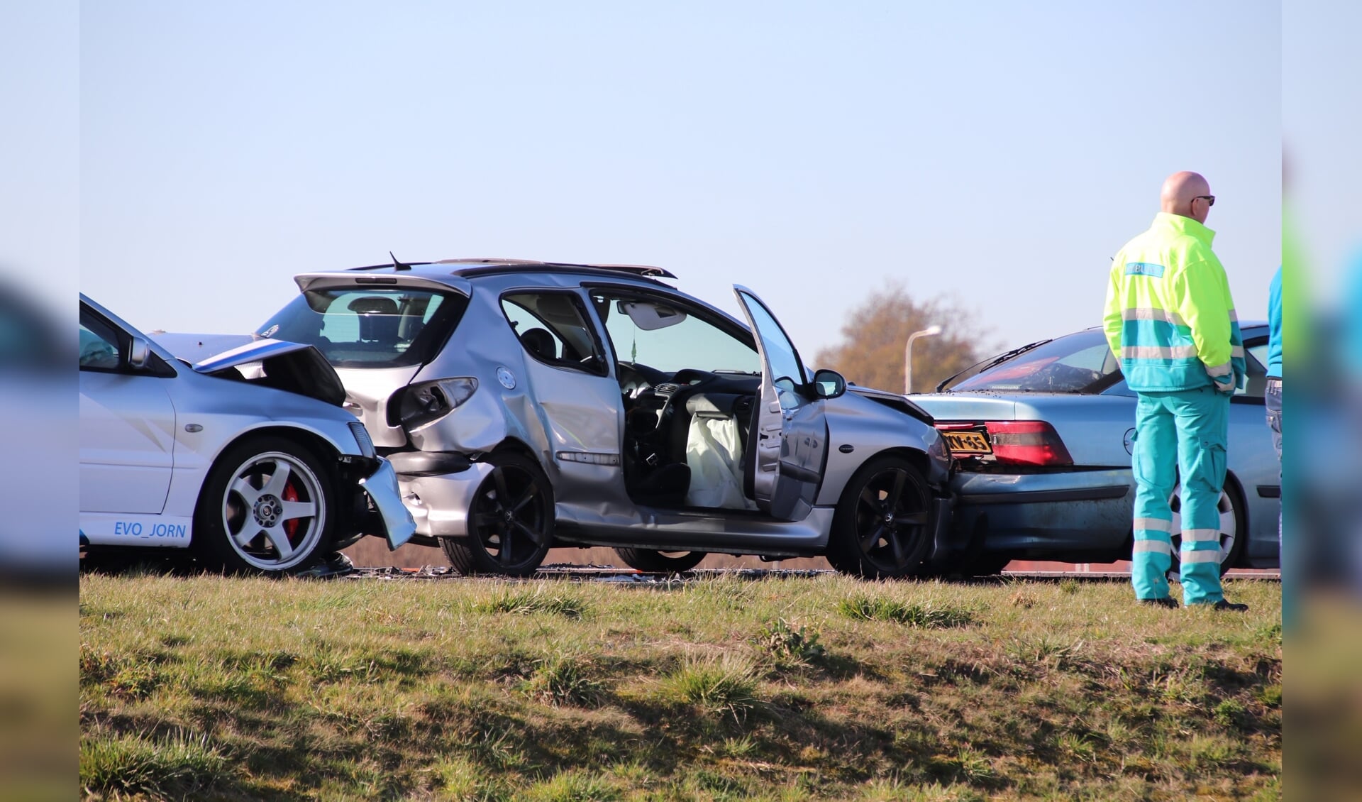 Er raakten drie auto's beschadigd bij het ongeval. 