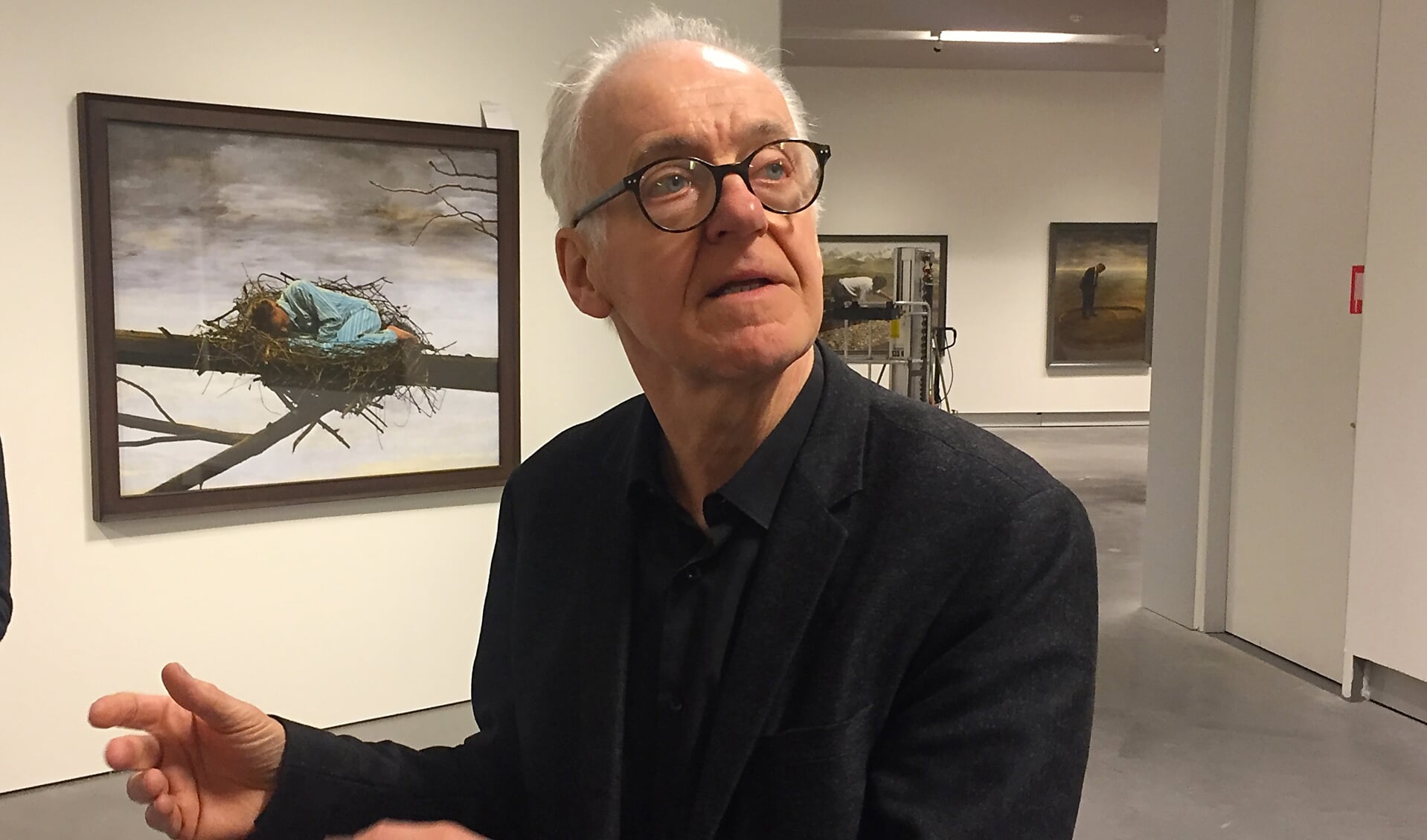 Teun Hocks geeft een toelichting bij zijn eerste oeuvre-tentoonstelling in het Stedelijk Museum Breda