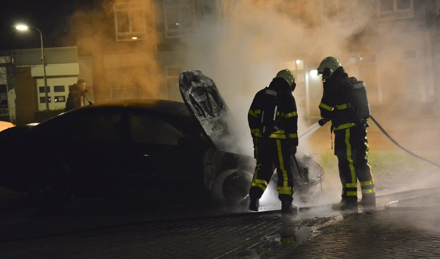 Twee auto's in de Jacob Edelstraat brandden volledig uit.