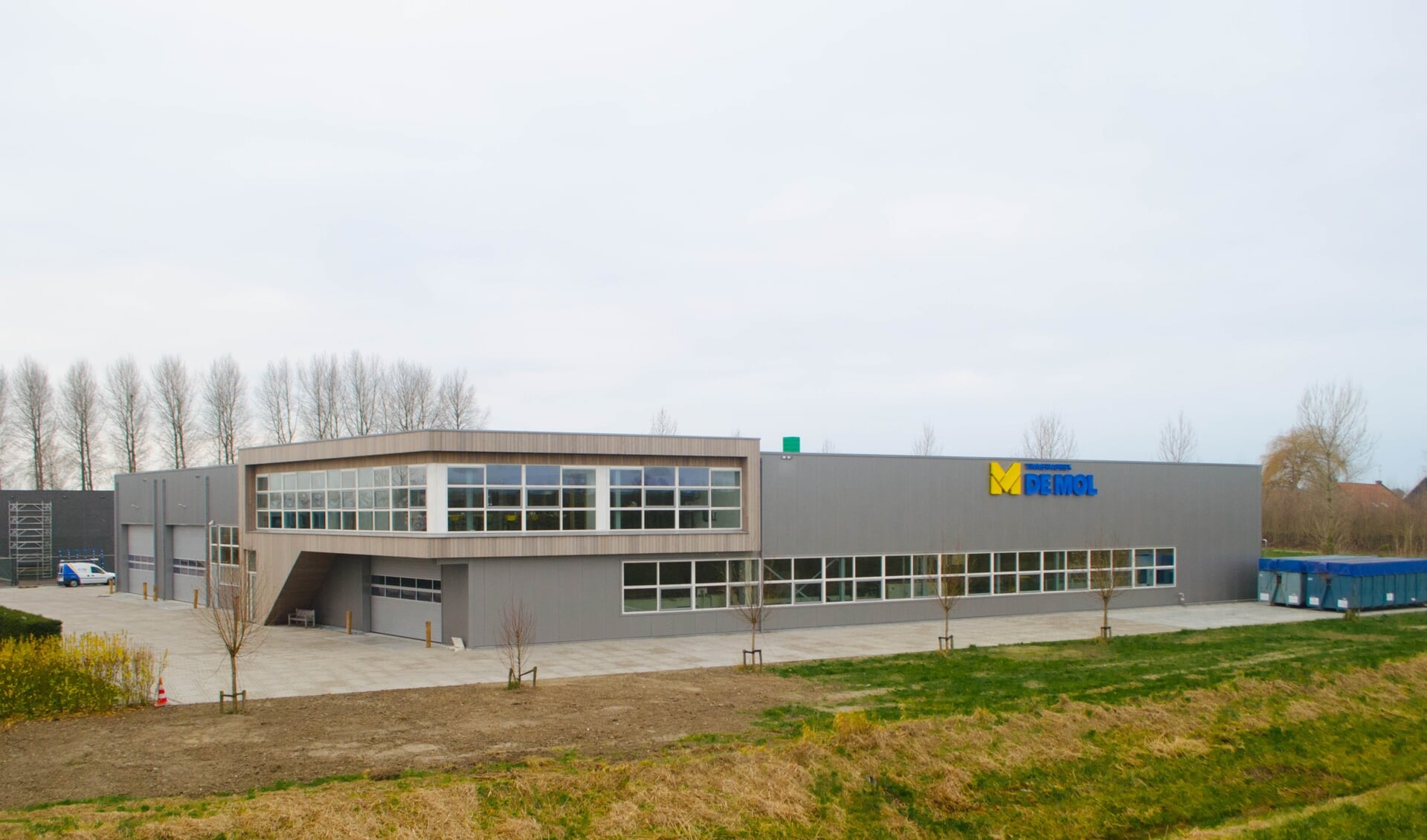 De nieuwe timmerfabriek is vanaf de A58 goed te zien. FOTO TIMMERFABRIEK DE MOL