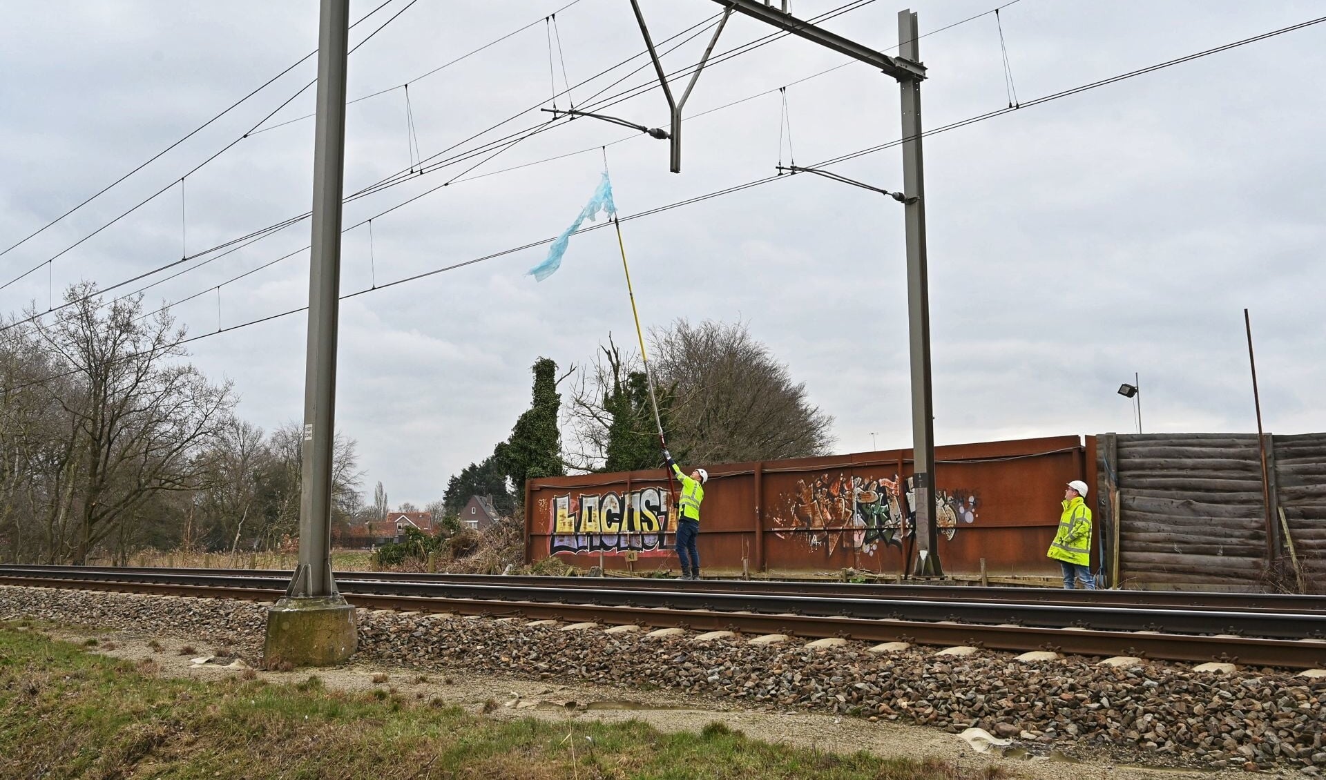 Object in bovenleiding ter hoogte van  Beekse Stationsweg in Prinsenbeek