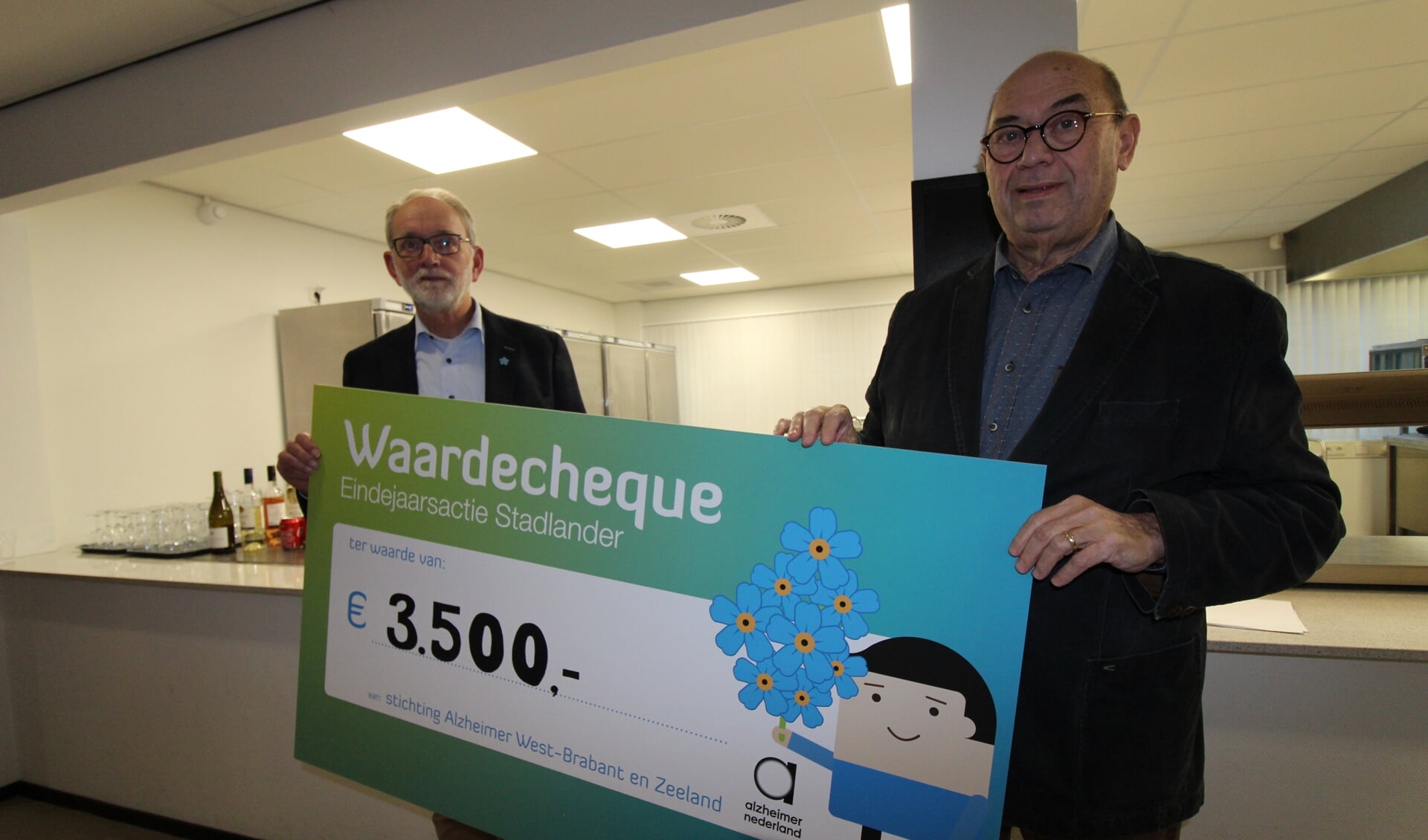 Ad Vos (r) en Martien van Leeuwen (l) nemen de cheque van Stadlander in ontvangst