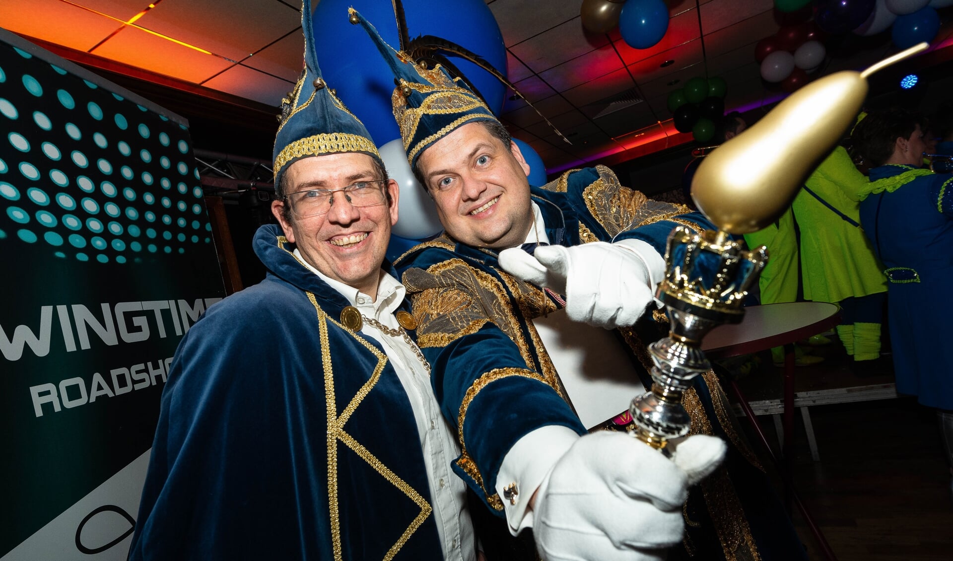 Voorzitter René van Nijnatten met Prins Peer d’n Eerste die een toepasselijk peertje aan zijn scepter heeft. 