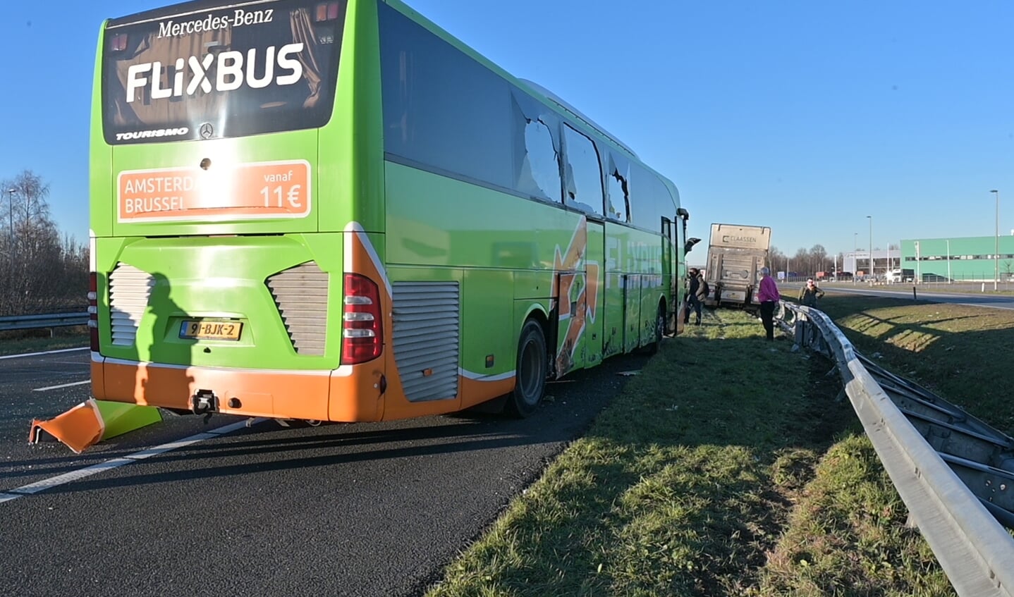 Passagiersbus zwaar beschadigd na ongeval A16