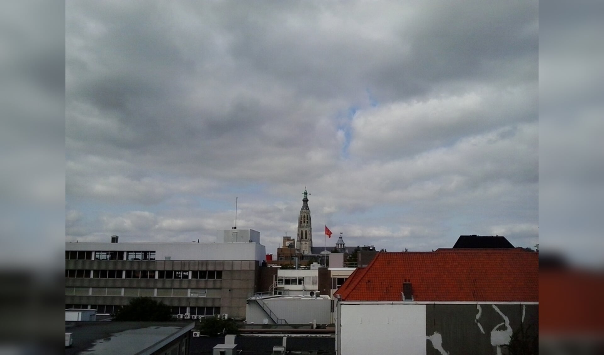 Wolkenvelden bepalen het weerbeeld vandaag boven Breda.