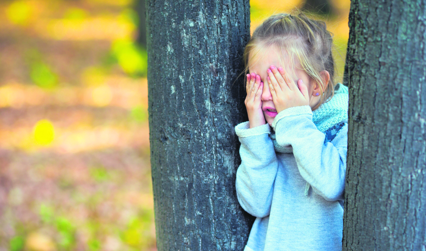 kind verstoppertje bos bomen_328479989.jpg