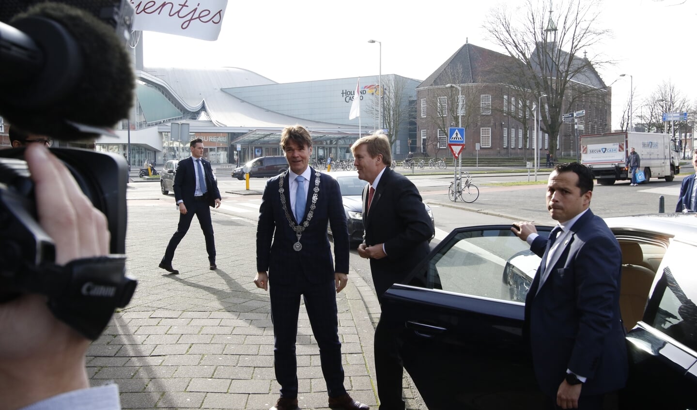 Werkbezoek Koning Willem-Alexander aan coöperatie de Vrije Uitloop in Breda. In het pand van Tientjes spreekt hij scharrelondernemers.