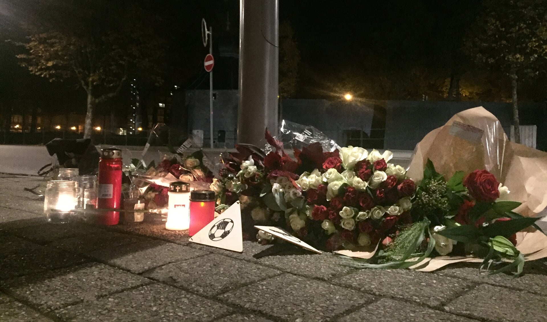 Bloemen, kaarten en kaarsjes op de plek waar de 23-jarige Paul Pluijmert werd neergestoken.