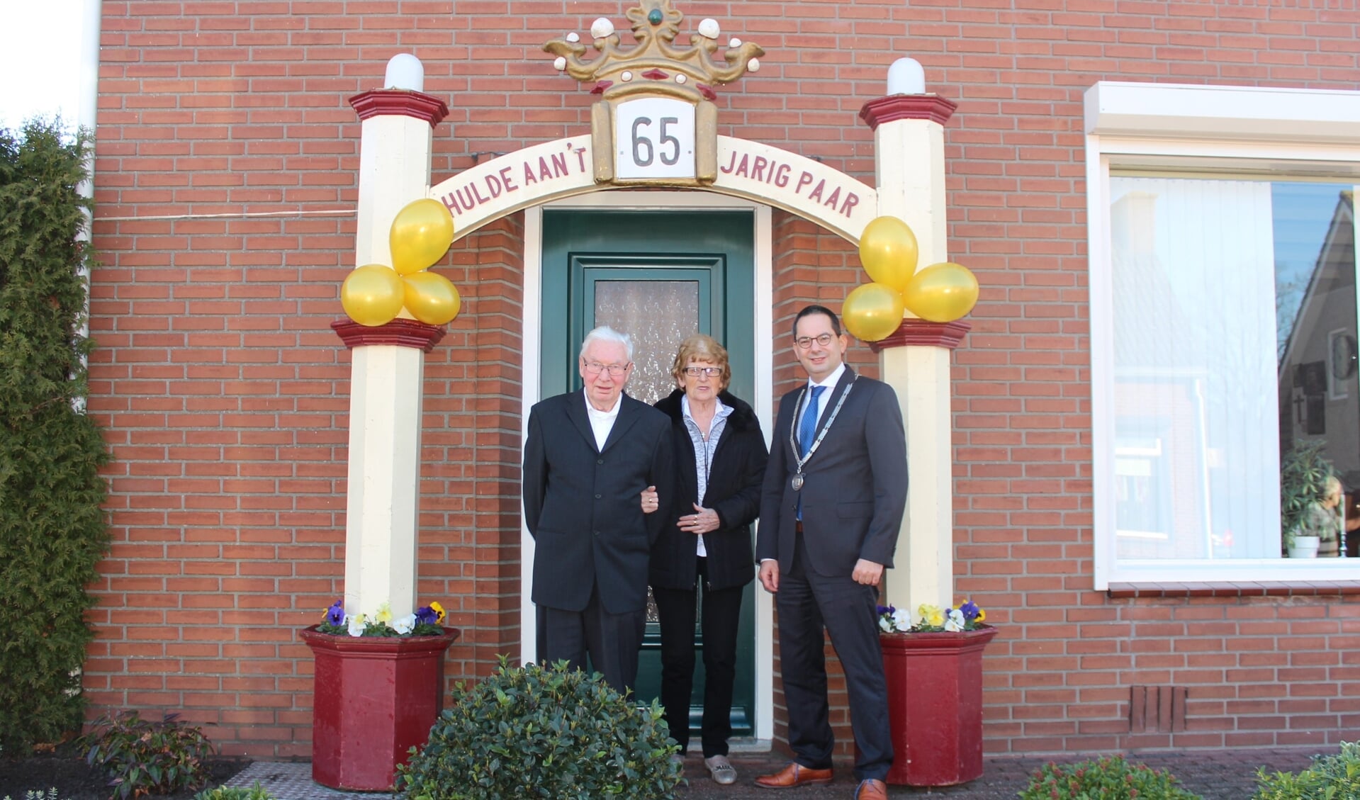 Ook burgemeester Steven Adriaansen kwam het echtpaar van Hoof-Schroeijers feliciteren met hun briljanten huwellijk