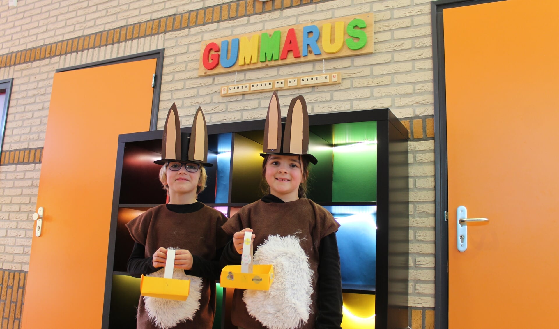 Ben (8) en Isa Roos (7) staan in hun geknutselde Paashaas tenue klaar voor de optocht van hun basisschool Gummarus.