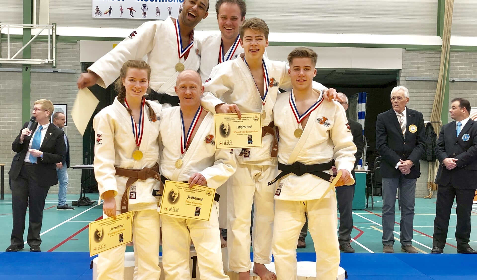 Het shintai judoshow team met het behaalde Goud. FOTO P. GOOSSENS