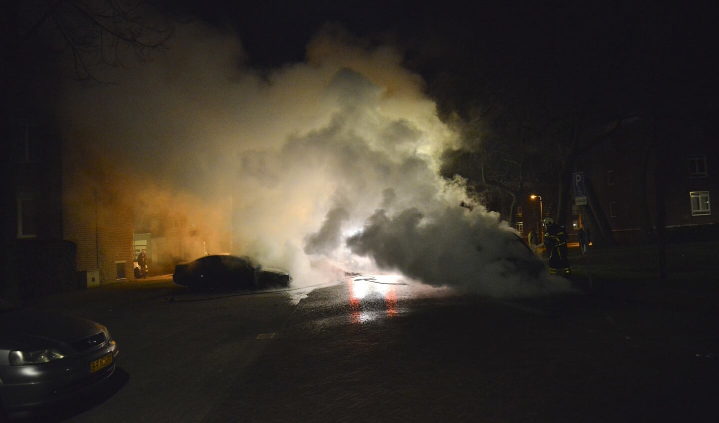 Twee auto's in de Jacob Edelstraat brandden volledig uit.