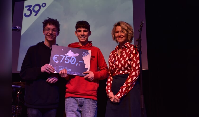 v.l.n.r. prijswinnaars Rowan van den Boomen & Tommy Heeffer en Lidwien Hupkens van Stichting Vrienden Podiumkunsten Breda.