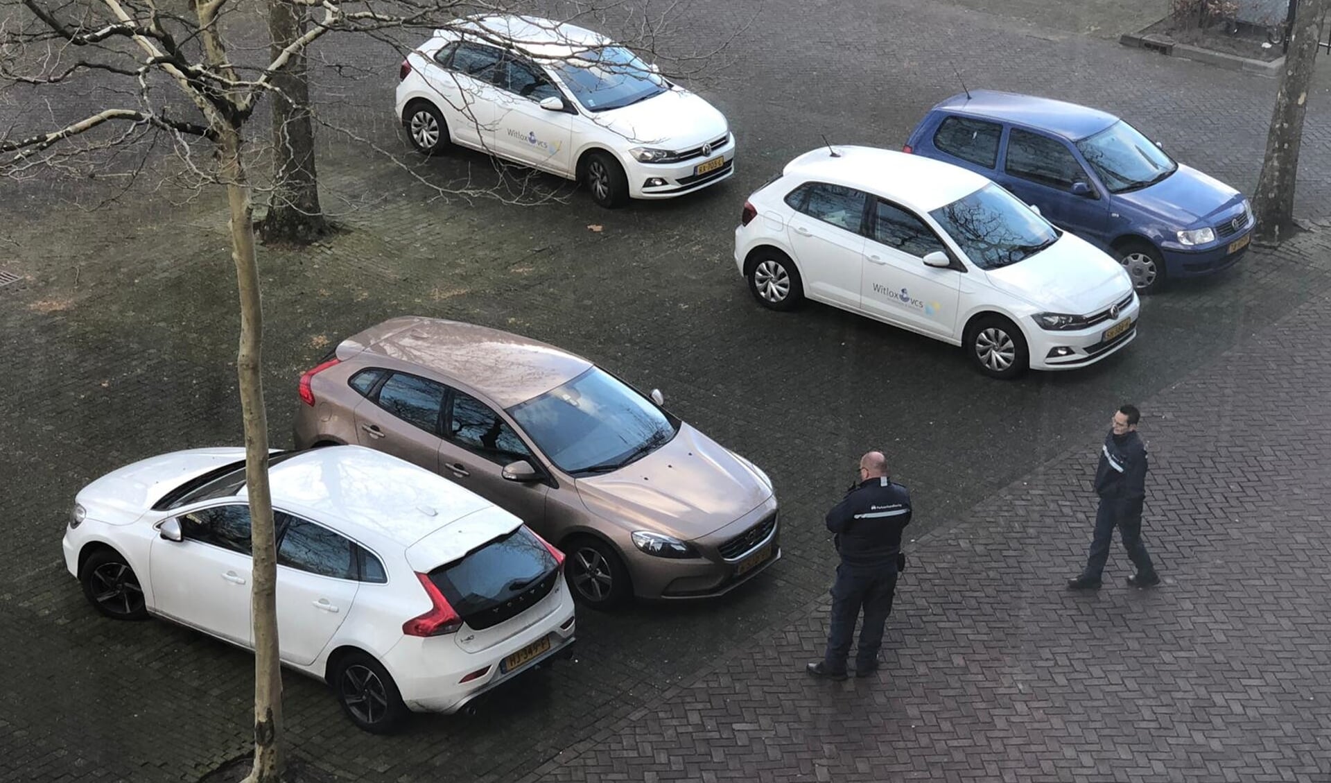 Auto's worden gecontroleerd op het parkeerterrein van het oude belastingkantoor bij de Gasthuisvelden.