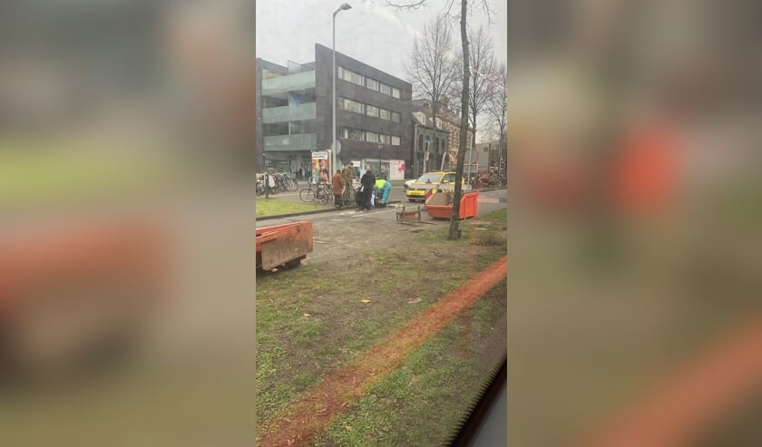 Een fietsster is dinsdagmiddag in botsing gekomen met een bus.