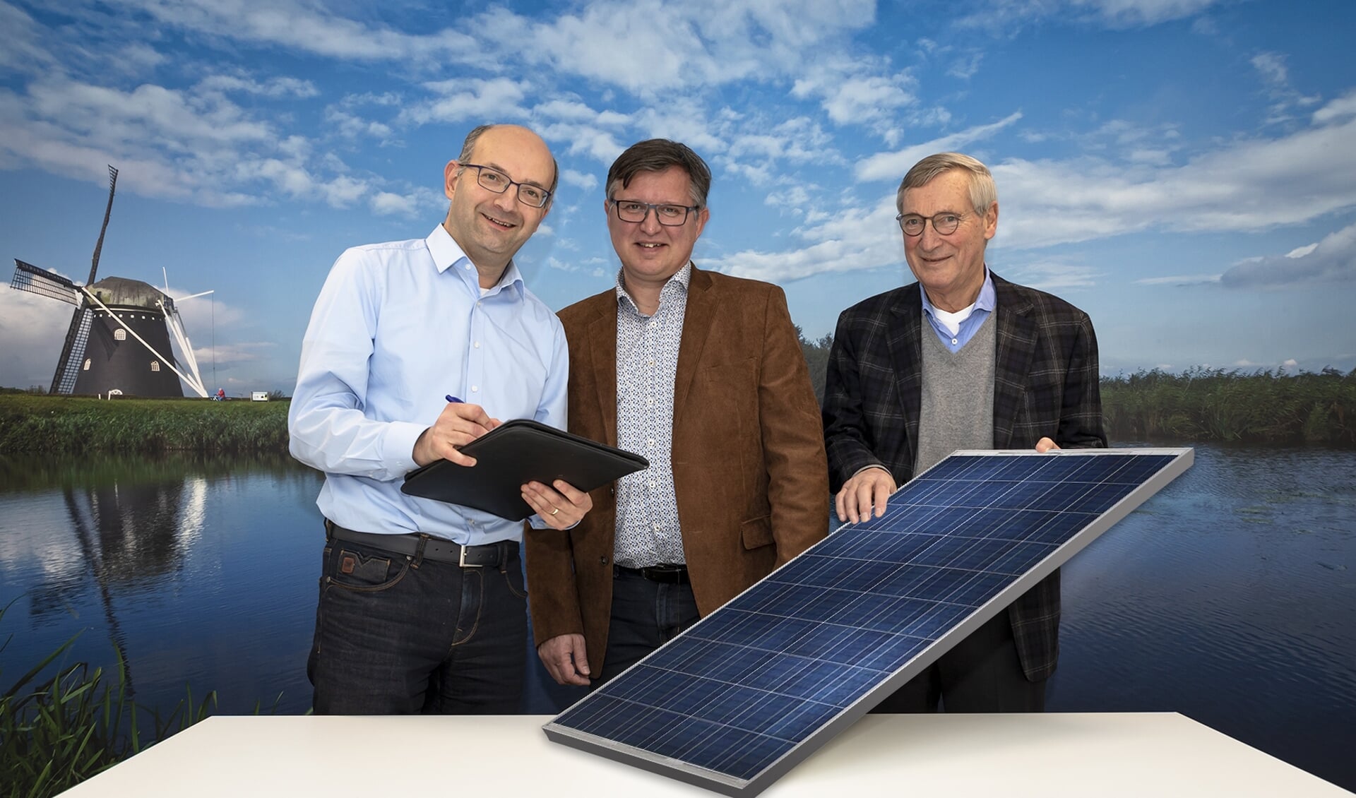 René Lambregts (links) van Waterschap Brabantse Delta tekent de intentieverklaring voor een onderzoek naar de haalbaarheid van een zonneweide op Nieuwveer. Dit onder het toeziend oog van Joop van Hasselt (rechts) van BRES en Ger de Weert (midden) van Stichting Support ONS 2050.