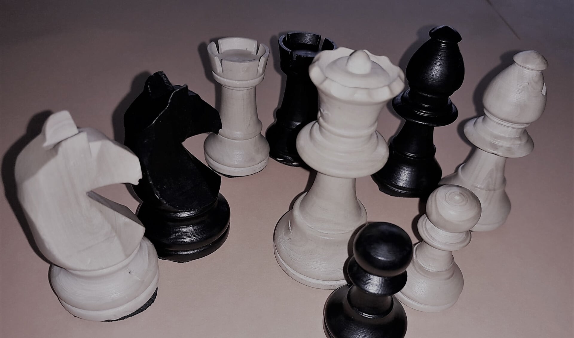 Verschillende schaakstukken, met centraal de koningin. FOTO BERNADETTE EGERIC