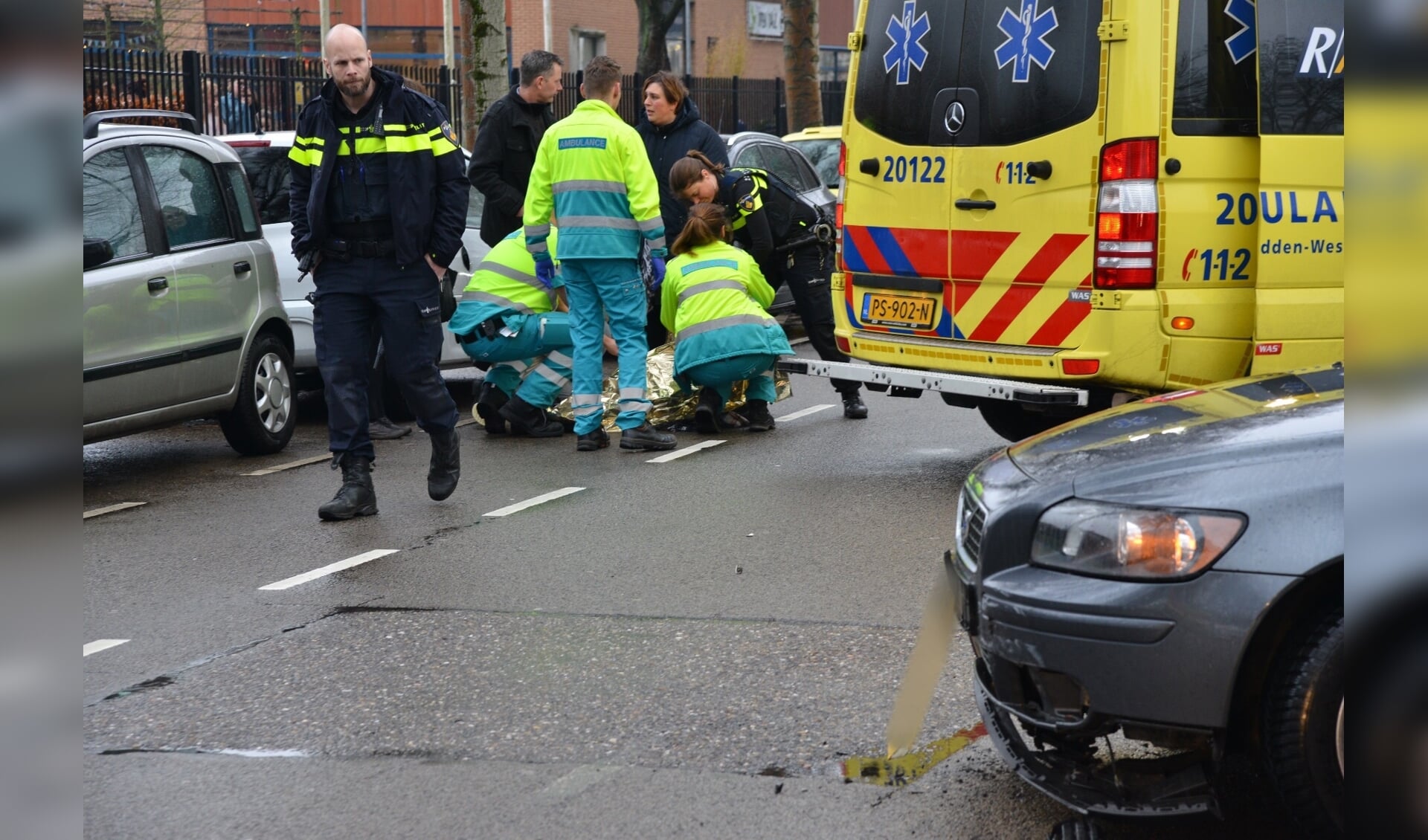 De scooterrijder wordt in de ambulance behandeld. 