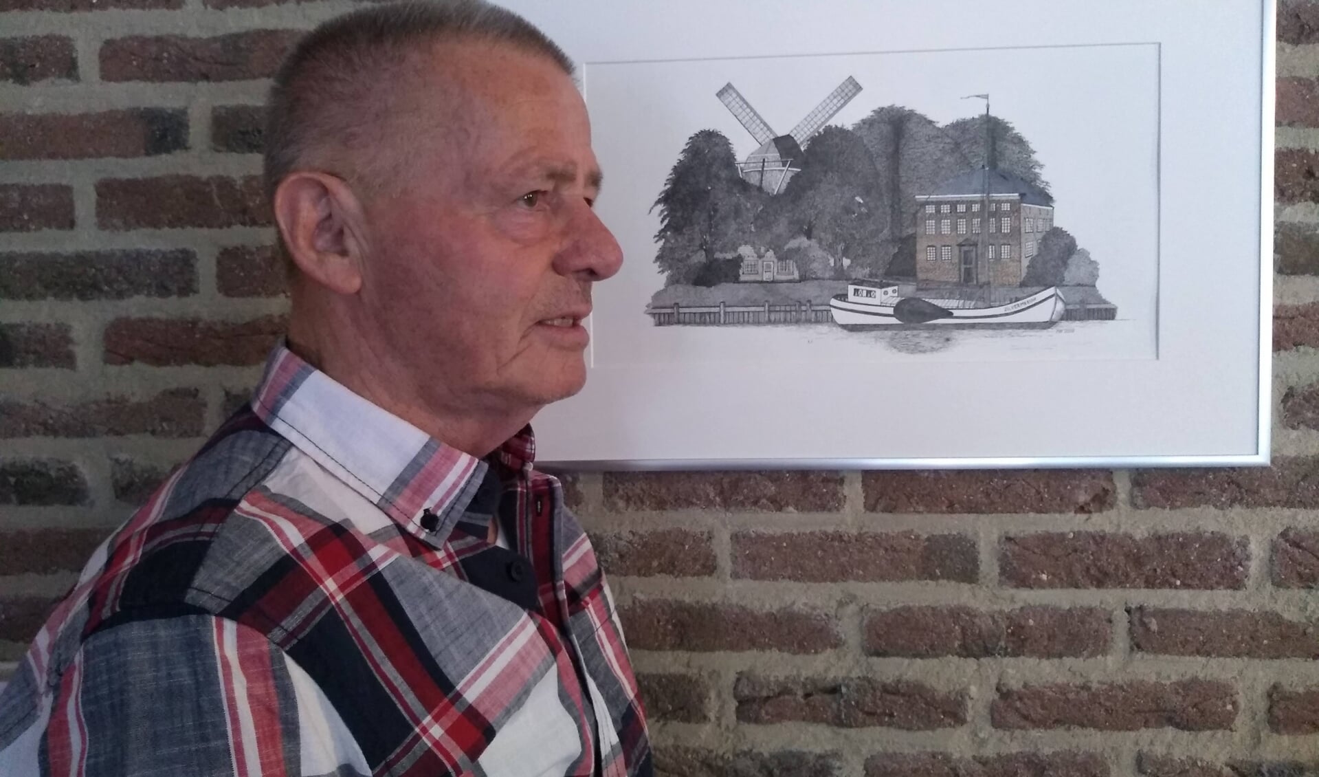 Marius Weststrate bij een van zijn tekenwerken.