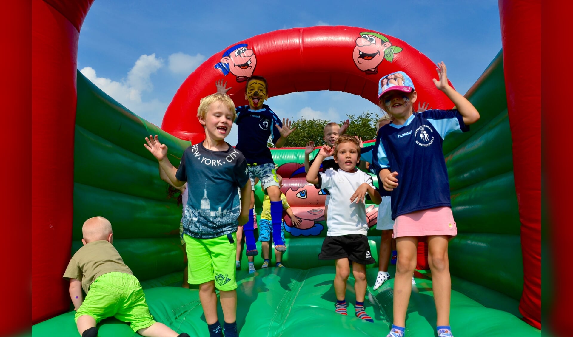 Kinderen spelen op springkussen bij jeugdevenement in Bergen op Zoom.