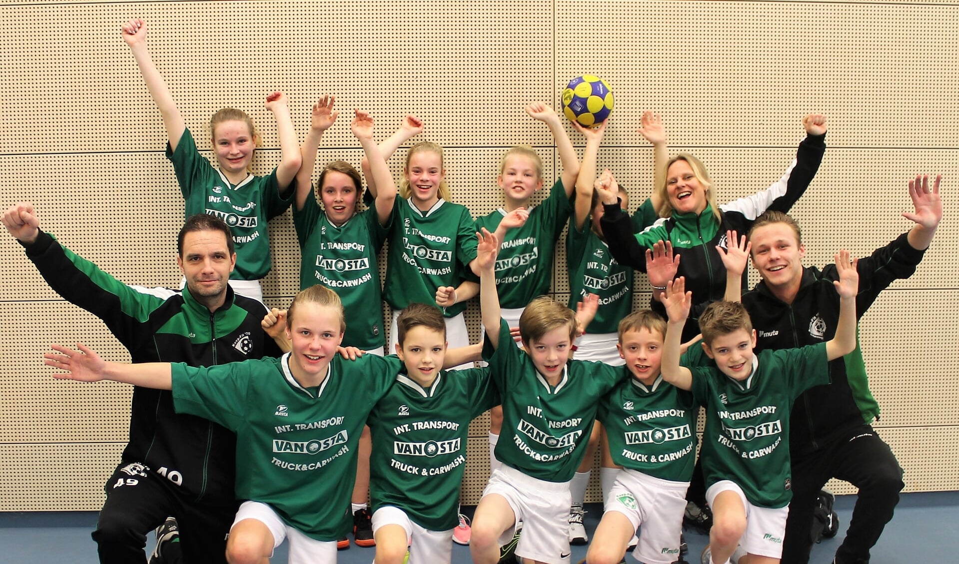 De kampioenen: staand v.l.n.r.Myrthe,Shania,Sofie,Tirza,Fenna en Sandra. Zittend v.l.n.r. Ronald,Jack,Robbe,Jens, Tim, Jesse en Darren. FOTO SANDRA JANSEN