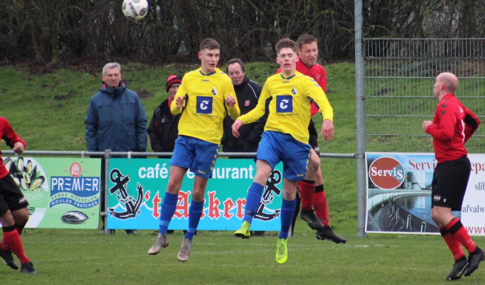 Jari Christiaanse in duel met debutant Bas van der Wel en Luuk van Wuyckhuyse onder toeziend oog van Mark Goeman (allen invallers). FOTO F. VAN PAGEE