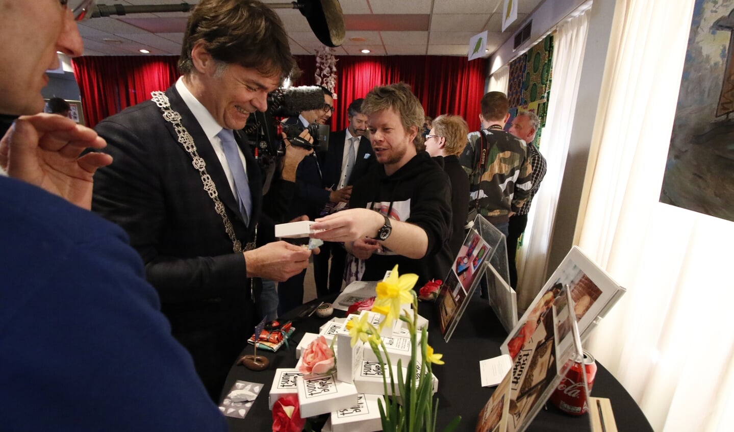 Werkbezoek Koning Willem-Alexander aan coöperatie de Vrije Uitloop in Breda. In het pand van Tientjes spreekt hij scharrelondernemers.
