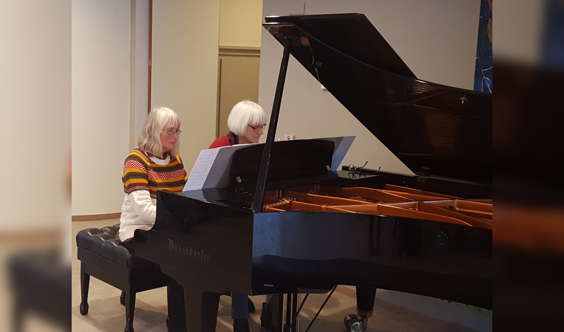Antje de Jong en Ylona v.d. Koijk die pianospelen. FOTO LINDA MEESTER