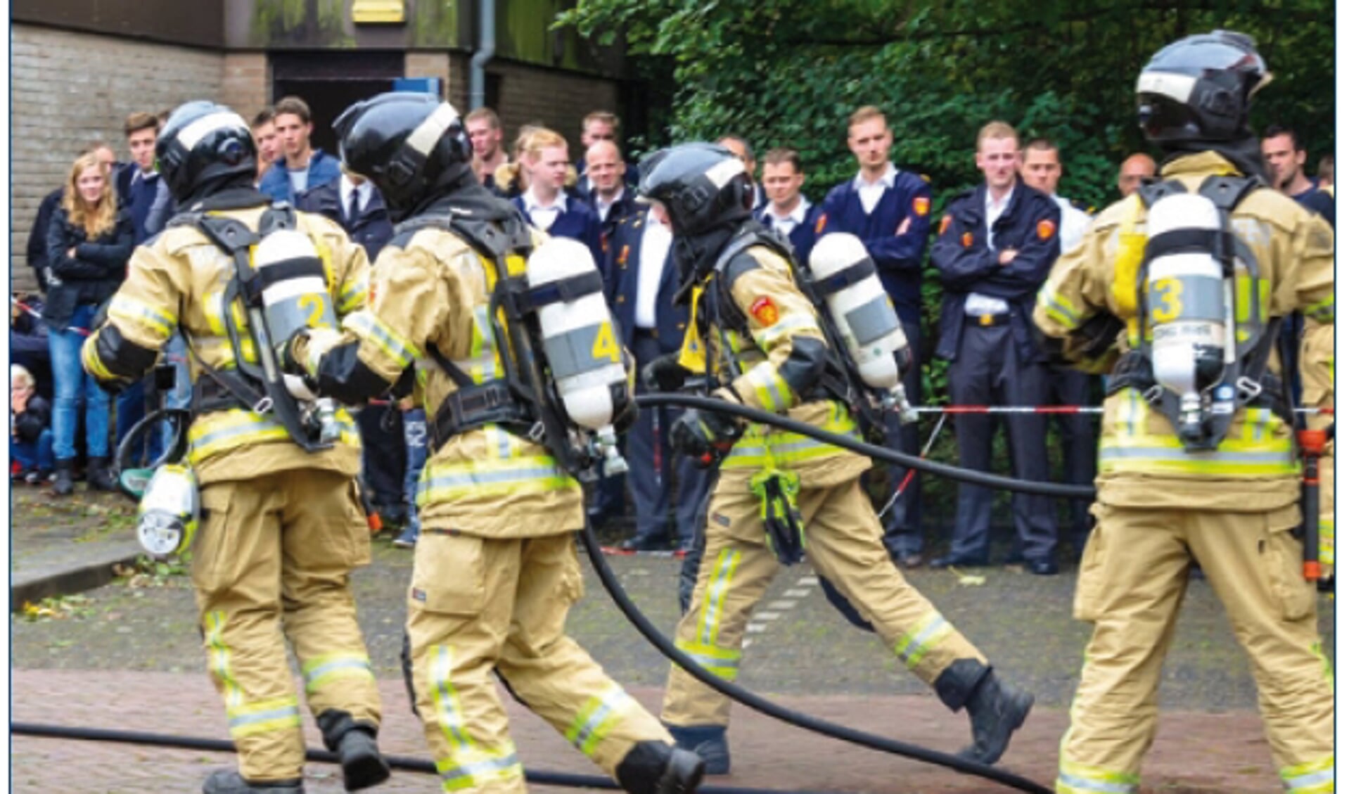 Brandweerlieden kijken toe hoe collega's het incident aanpakken.