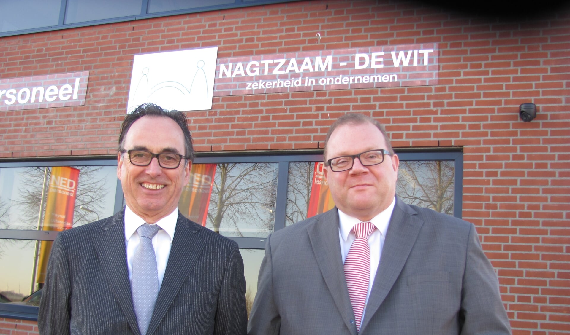 Hans Nagtzaam en Jan de Wit voor het nieuwe kantoor van N-DW Assurantiën BV in Zundert. FOTO ADDO SPRANGERS