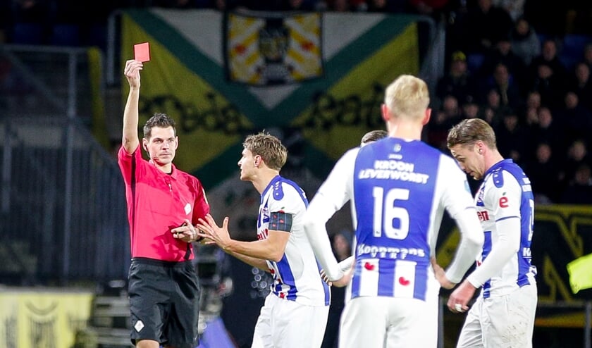 Jochem Kamphuis trok in de thuiswedstrijd van NAC tegen Heerenveen twee rode kaarten voor spelers van de tegenstander.  